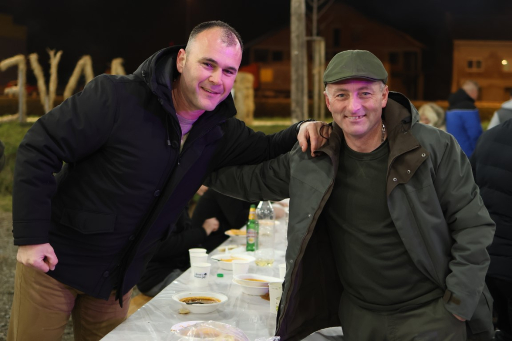 Veselo druženje u Bećarskom šoru uz tamburašku glazbu, lovačke specijalitete i kuhano vino 