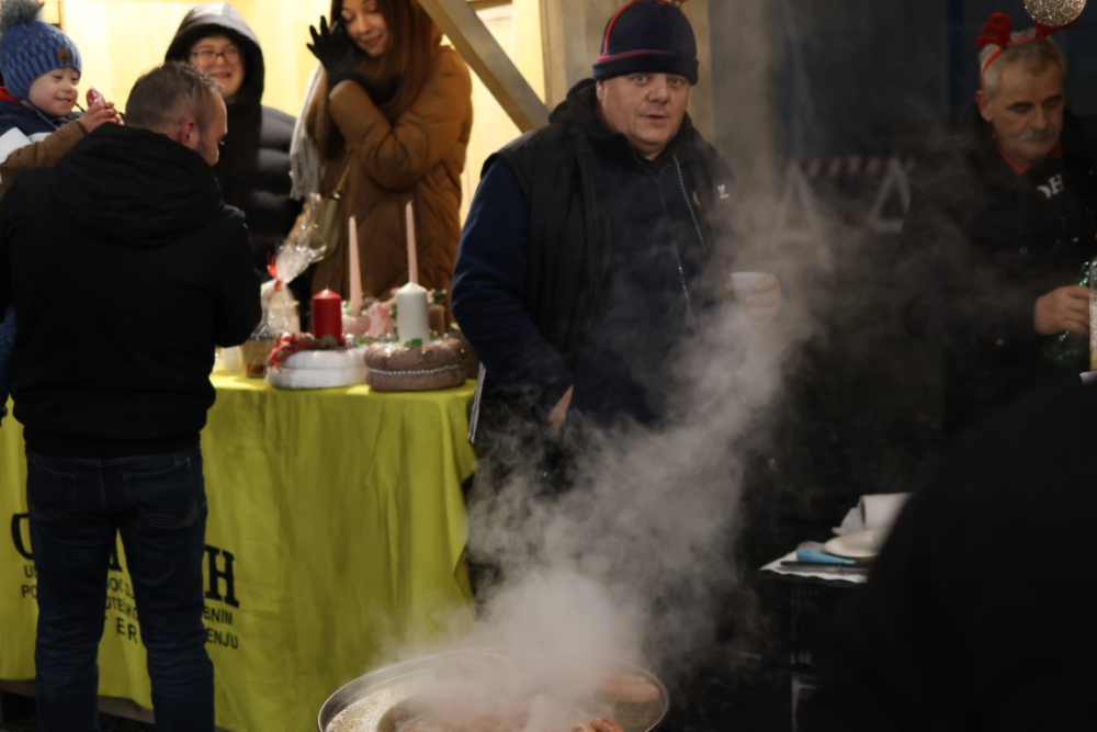 Veselo druženje u Bećarskom šoru uz tamburašku glazbu, lovačke specijalitete i kuhano vino 