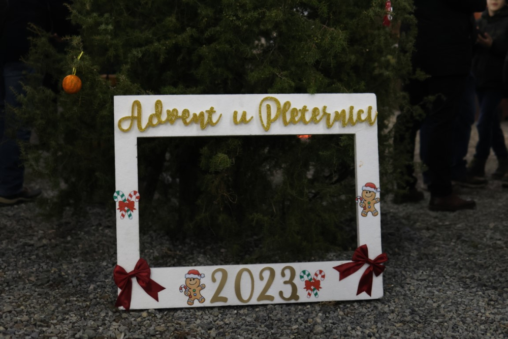 Veselo druženje u Bećarskom šoru uz tamburašku glazbu, lovačke specijalitete i kuhano vino 