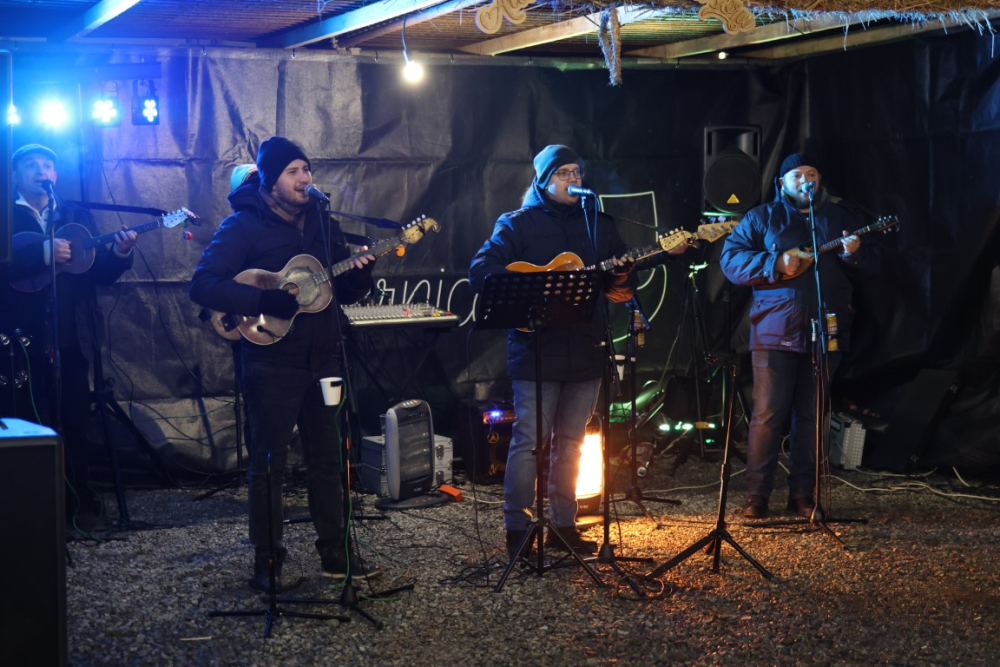 Veselo druženje u Bećarskom šoru uz tamburašku glazbu, lovačke specijalitete i kuhano vino 