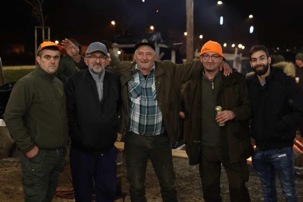 Veselo druženje u Bećarskom šoru uz tamburašku glazbu, lovačke specijalitete i kuhano vino 