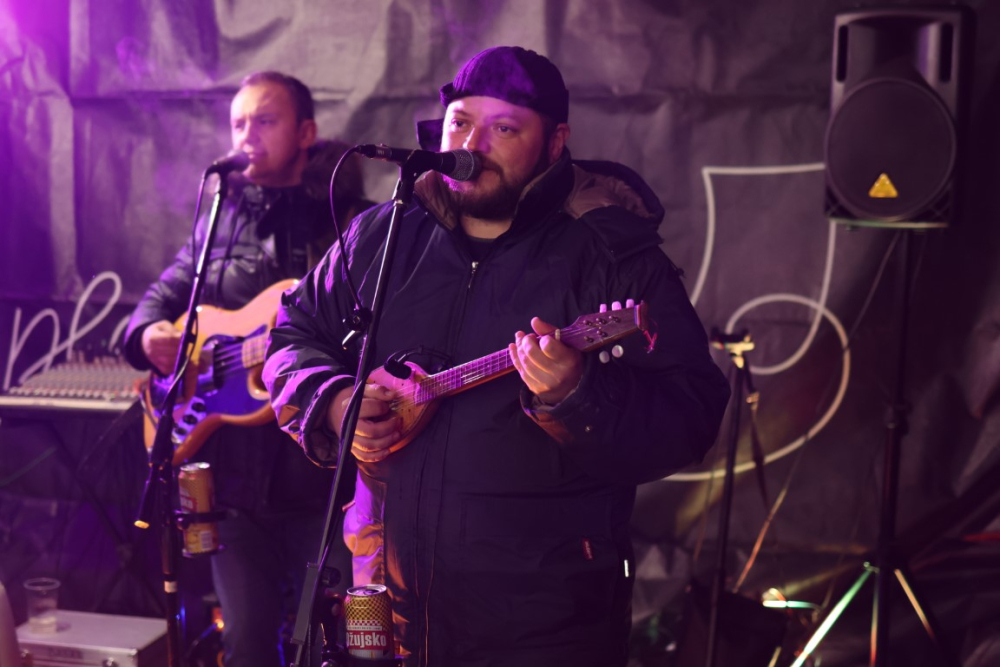 Veselo druženje u Bećarskom šoru uz tamburašku glazbu, lovačke specijalitete i kuhano vino 