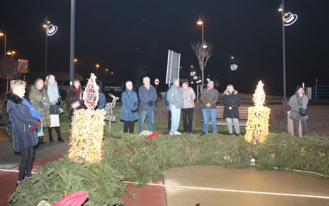 Požega.eu | Pleternički umirovljenici zapalili drugu adventsku svijeću na Trgu bećarca