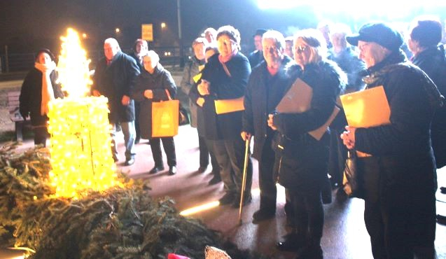 Pleternički umirovljenici zapalili drugu adventsku svijeću na Trgu bećarca