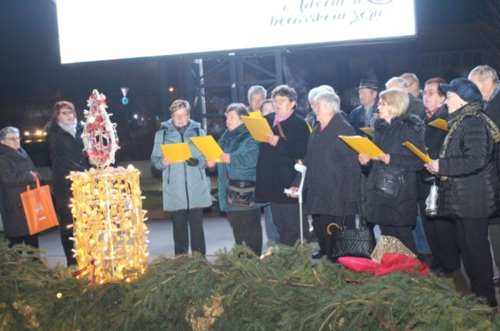 Pleternički umirovljenici zapalili drugu adventsku svijeću na Trgu bećarca