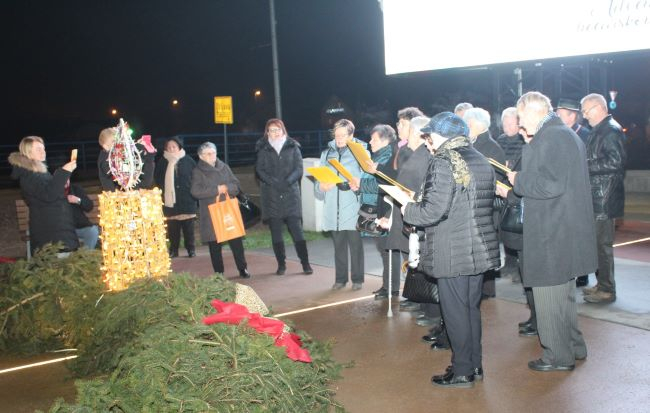 Pleternički umirovljenici zapalili drugu adventsku svijeću na Trgu bećarca