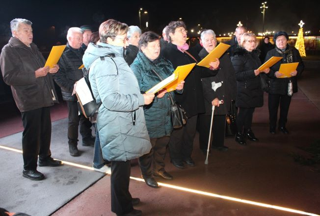 Pleternički umirovljenici zapalili drugu adventsku svijeću na Trgu bećarca