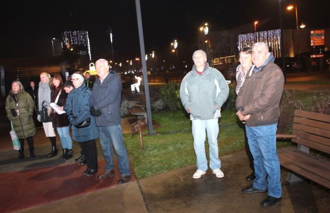 Pleternički umirovljenici zapalili drugu adventsku svijeću na Trgu bećarca