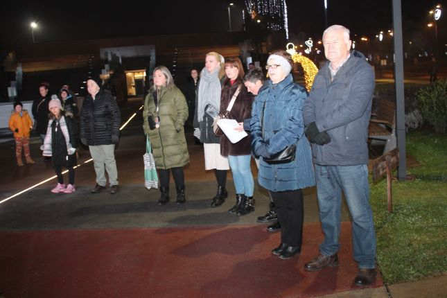 Pleternički umirovljenici zapalili drugu adventsku svijeću na Trgu bećarca