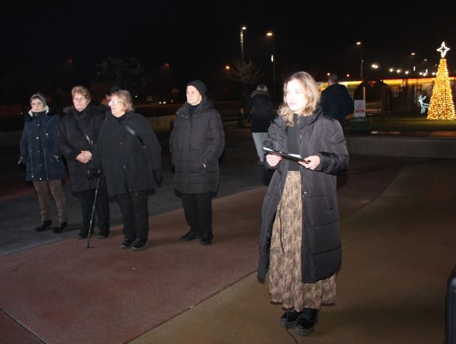 Pleternički umirovljenici zapalili drugu adventsku svijeću na Trgu bećarca