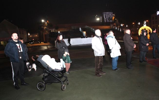 Pleternički umirovljenici zapalili drugu adventsku svijeću na Trgu bećarca