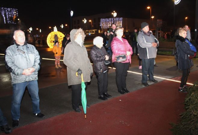 Pleternički umirovljenici zapalili drugu adventsku svijeću na Trgu bećarca