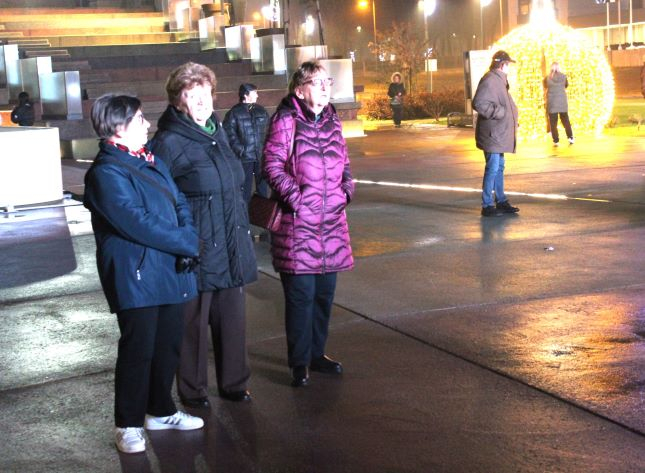 Pleternički umirovljenici zapalili drugu adventsku svijeću na Trgu bećarca