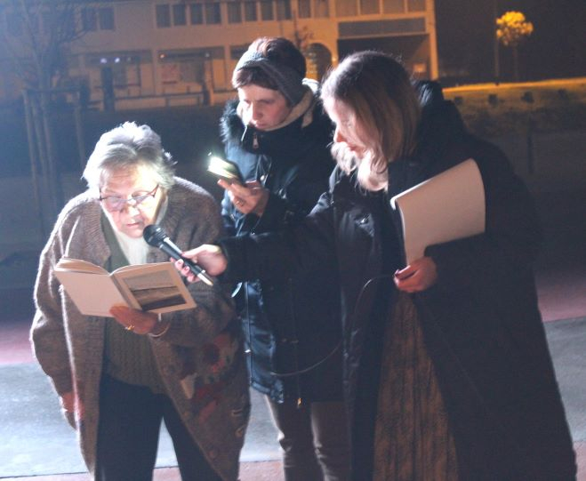 Pleternički umirovljenici zapalili drugu adventsku svijeću na Trgu bećarca