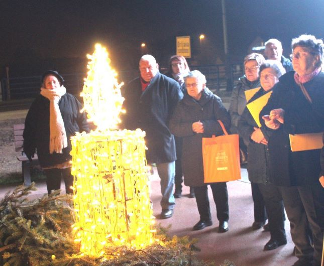 Pleternički umirovljenici zapalili drugu adventsku svijeću na Trgu bećarca