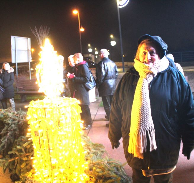 Pleternički umirovljenici zapalili drugu adventsku svijeću na Trgu bećarca