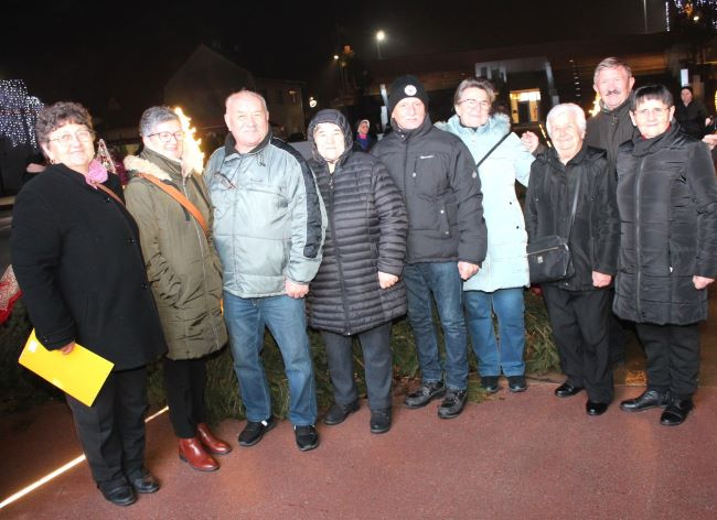 Pleternički umirovljenici zapalili drugu adventsku svijeću na Trgu bećarca