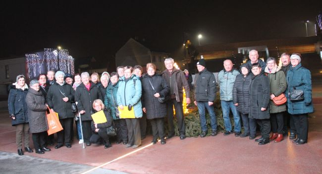 Pleternički umirovljenici zapalili drugu adventsku svijeću na Trgu bećarca