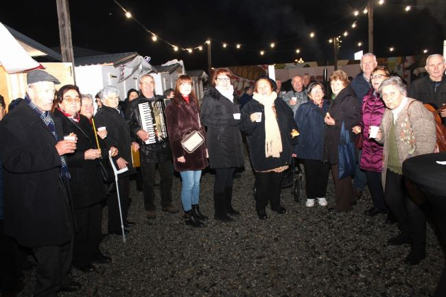Pleternički umirovljenici zapalili drugu adventsku svijeću na Trgu bećarca