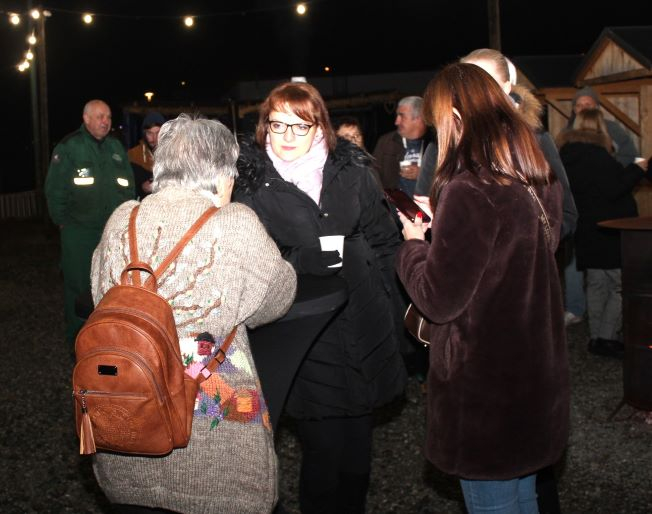 Pleternički umirovljenici zapalili drugu adventsku svijeću na Trgu bećarca