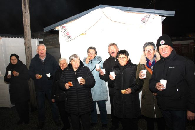 Pleternički umirovljenici zapalili drugu adventsku svijeću na Trgu bećarca