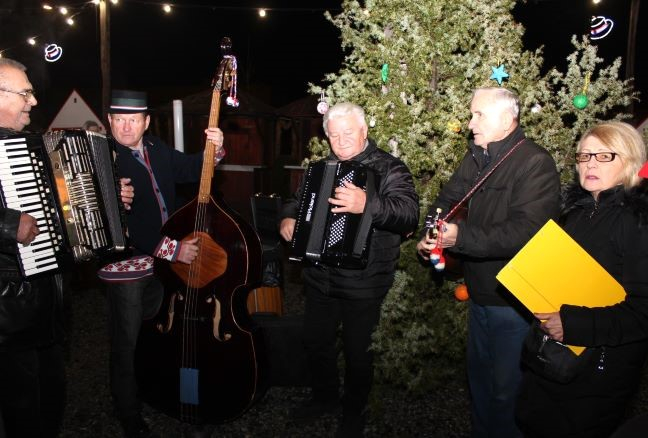 Pleternički umirovljenici zapalili drugu adventsku svijeću na Trgu bećarca