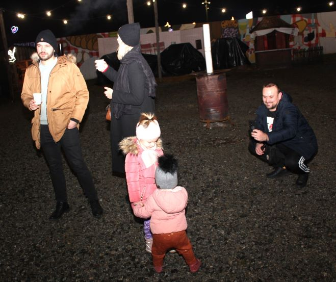 Pleternički umirovljenici zapalili drugu adventsku svijeću na Trgu bećarca