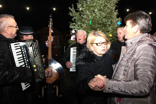 Pleternički umirovljenici zapalili drugu adventsku svijeću na Trgu bećarca
