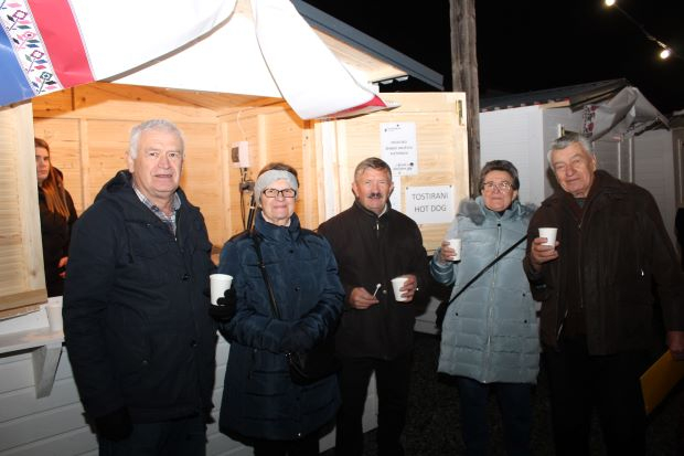 Pleternički umirovljenici zapalili drugu adventsku svijeću na Trgu bećarca