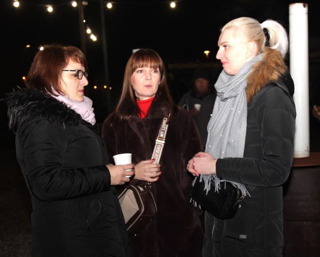 Pleternički umirovljenici zapalili drugu adventsku svijeću na Trgu bećarca