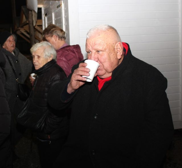Pleternički umirovljenici zapalili drugu adventsku svijeću na Trgu bećarca