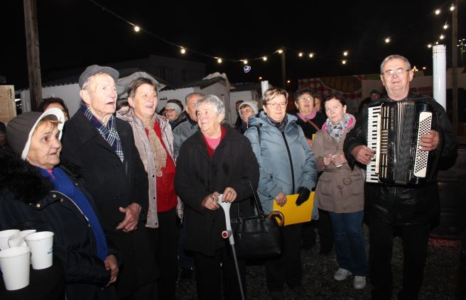 Pleternički umirovljenici zapalili drugu adventsku svijeću na Trgu bećarca