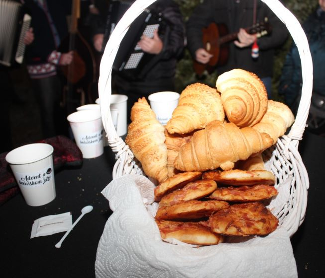 Pleternički umirovljenici zapalili drugu adventsku svijeću na Trgu bećarca