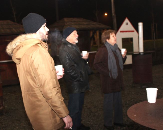 Pleternički umirovljenici zapalili drugu adventsku svijeću na Trgu bećarca