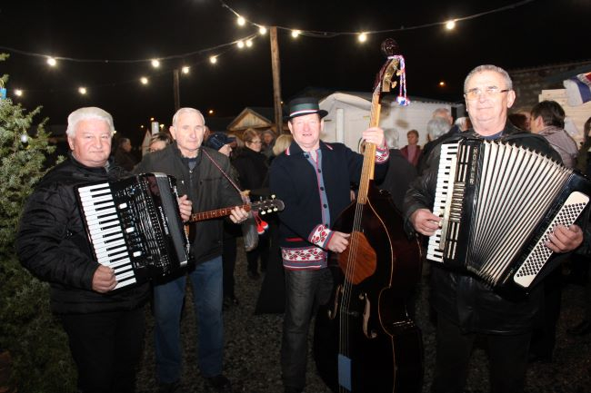 Pleternički umirovljenici zapalili drugu adventsku svijeću na Trgu bećarca