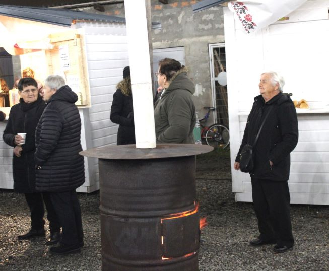 Pleternički umirovljenici zapalili drugu adventsku svijeću na Trgu bećarca
