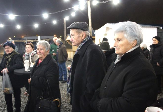 Pleternički umirovljenici zapalili drugu adventsku svijeću na Trgu bećarca