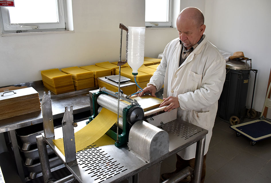 POŽEŠKI PČELARI SUZANA I DARIBOR STANKOVIĆ: Zimi se pripremaju za nadolazeću sezonu 