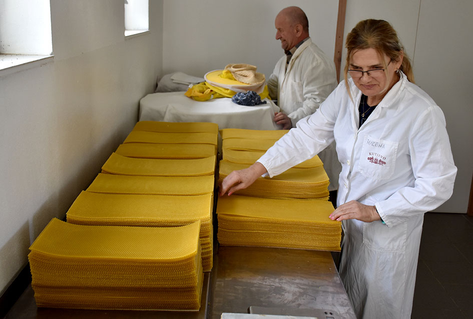 POŽEŠKI PČELARI SUZANA I DARIBOR STANKOVIĆ: Zimi se pripremaju za nadolazeću sezonu 