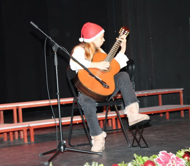 Učenici i nastavnici pleterničkog Područnog odjeljenja Glazbene škole Požega održali nezaboravan „Božićni koncert“