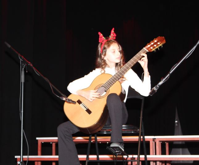 Učenici i nastavnici pleterničkog Područnog odjeljenja Glazbene škole Požega održali nezaboravan „Božićni koncert“