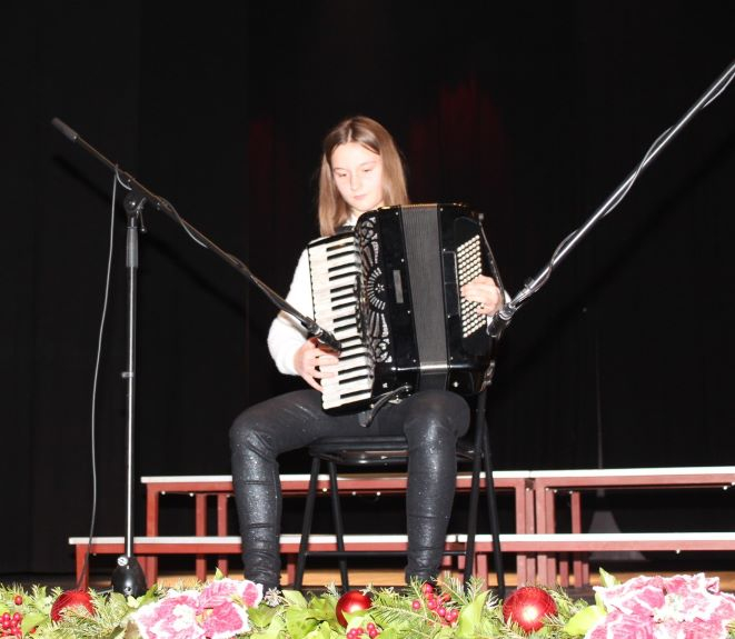 Učenici i nastavnici pleterničkog Područnog odjeljenja Glazbene škole Požega održali nezaboravan „Božićni koncert“
