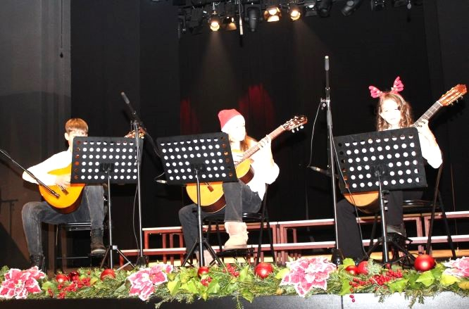 Učenici i nastavnici pleterničkog Područnog odjeljenja Glazbene škole Požega održali nezaboravan „Božićni koncert“