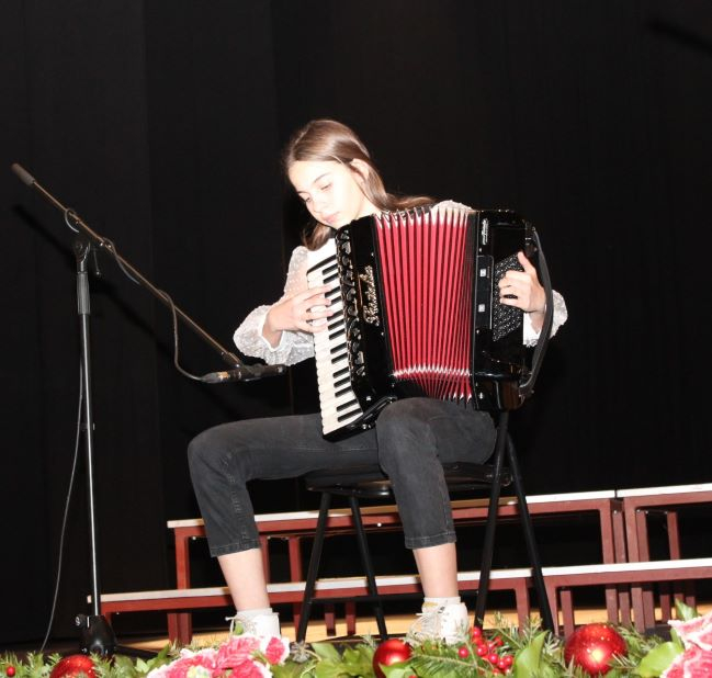 Učenici i nastavnici pleterničkog Područnog odjeljenja Glazbene škole Požega održali nezaboravan „Božićni koncert“
