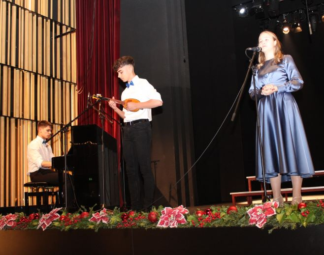 Učenici i nastavnici pleterničkog Područnog odjeljenja Glazbene škole Požega održali nezaboravan „Božićni koncert“