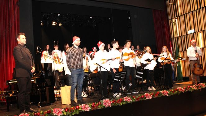 Učenici i nastavnici pleterničkog Područnog odjeljenja Glazbene škole Požega održali nezaboravan „Božićni koncert“