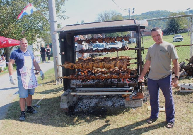 [FOTOGALERIJA] IŠŠIJADA U RUŠEVU; Najbolji pileći paprikaš skuhala Barbara Tomljenović iz Brodskih Zdenaca