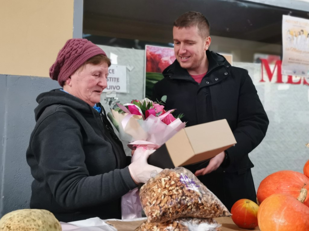 Požega.eu | Marija na požeškoj tržnici prodaje 50 godina: „Djeca su bila mala i morala sam zaraditi kako bi ih prehranila“