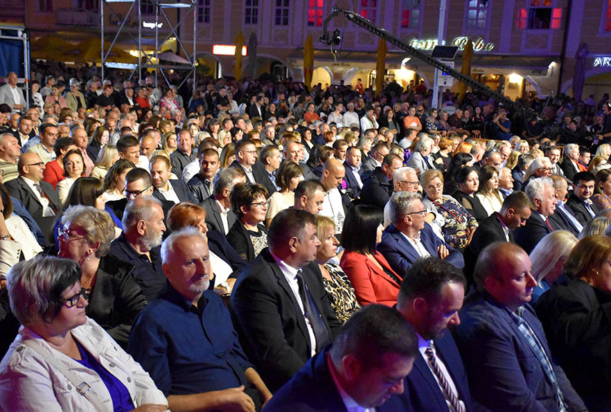 [FOTOGALERIJA]  Završnica “Zlatnih žica Slavonije Požega 2023”: Večer novih tamburaških pjesama