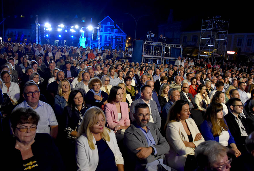 [FOTOGALERIJA]  Završnica “Zlatnih žica Slavonije Požega 2023”: Večer novih tamburaških pjesama